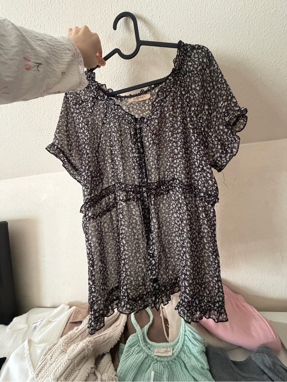 Floral Ruffle Button-Up Blouse - Picture 2 of 2
